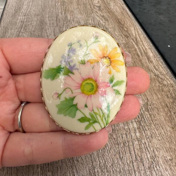 Vintage Signed Hallmark Cards Inc Oval Brooch Pin with Wildflowers - Picture 1 of 6